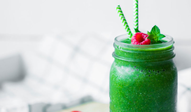 Entgiftende Lebensmittel. Grüner Smoothie.