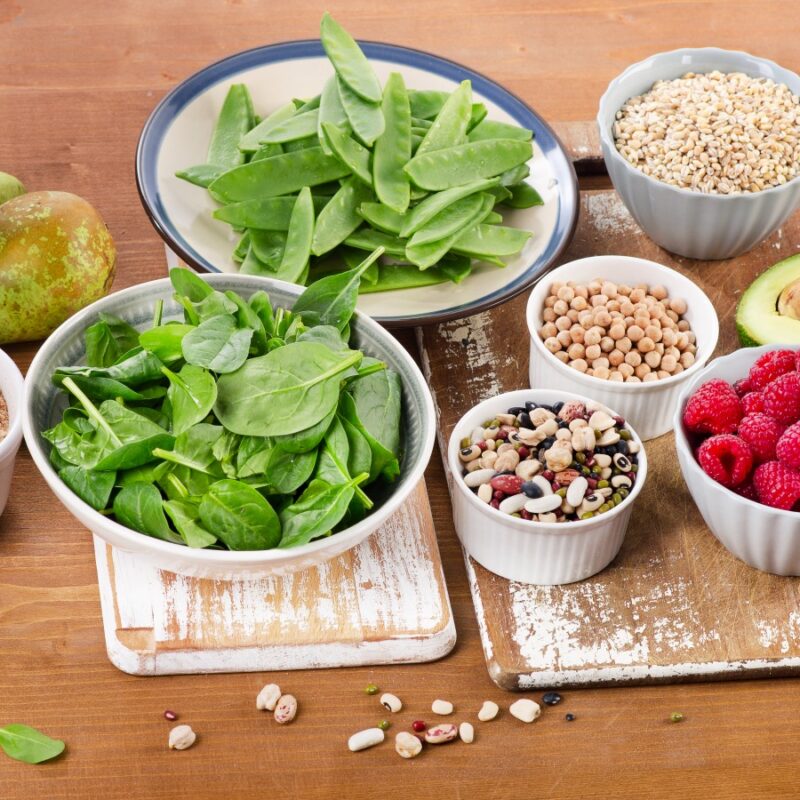 Auswahl ballaststoffreicher Lebensmittel: Gemüse, Samen und Kerne, Obst und Vollkorngetreide