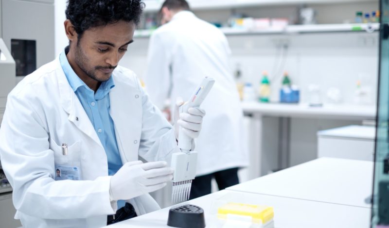 BIOMES Wissenschaftler mit Kittel im Labor