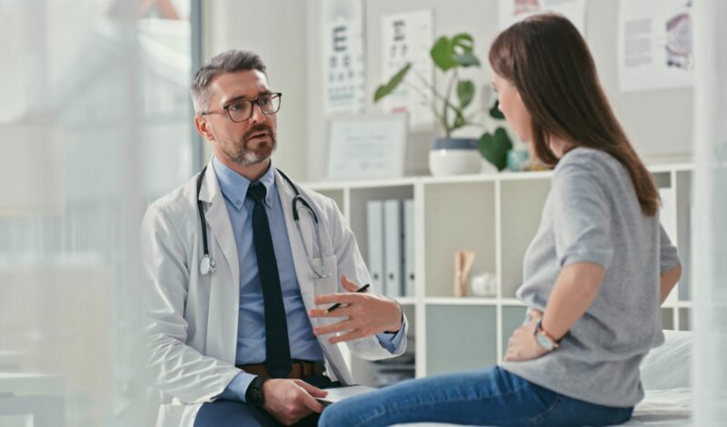 Reizdarmsyndrom Patient*in beim Arzt